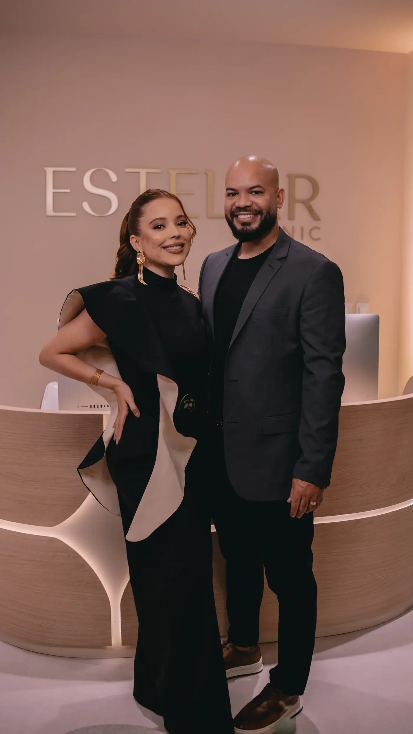 Dra. Taísa Bezerra e Glauco Lobato na recepção da Estelar Clinic